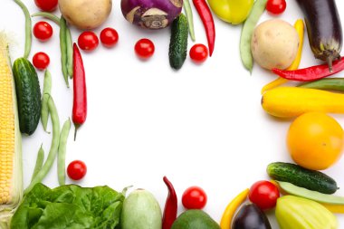 Beyaz arka plan üzerinde çeşitli taze sebze çerçeve yaptı
