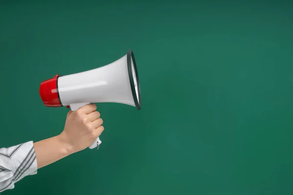 Vrouw Met Megafoon Kleur Achtergrond — Stockfoto