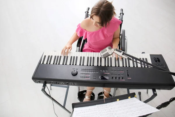 Vackra Unga Musiker Rullstol Spelar Synthesizer Hemma — Stockfoto