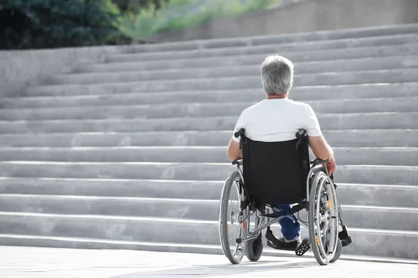 Старший Инвалидной Коляске Рядом Лестницей Открытом Воздухе — стоковое фото