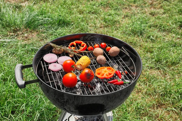 户外烤肉烧烤美味蔬菜 — 图库照片