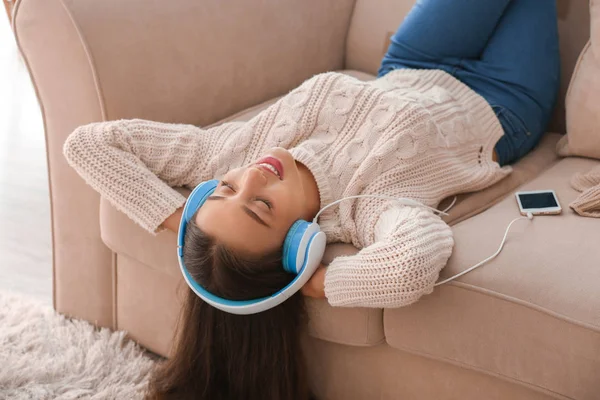 Mooie Jonge Vrouw Luisteren Naar Muziek Thuis — Stockfoto