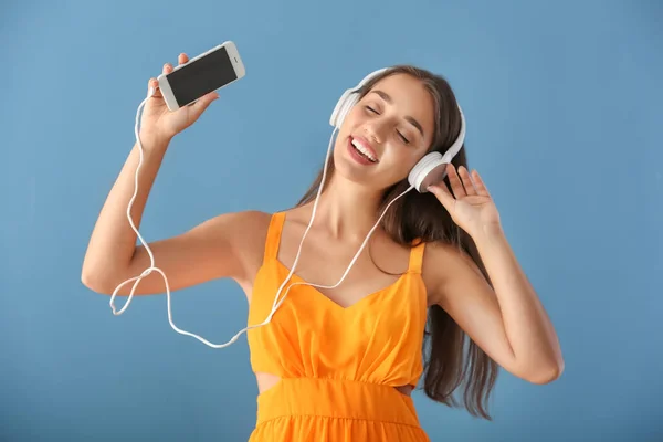 Όμορφη Νεαρή Γυναίκα Ακούγοντας Μουσική Στο Φόντο Χρώμα — Φωτογραφία Αρχείου