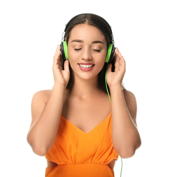 Vacker Ung Kvinna Lyssnar Musik Vit Bakgrund — Stockfoto