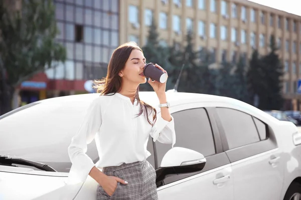 Giovane Donna Affari Bere Caffè Vicino Auto — Foto Stock