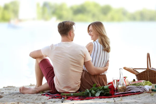 Jeune Couple Mignon Sur Date Romantique Près Rivière — Photo