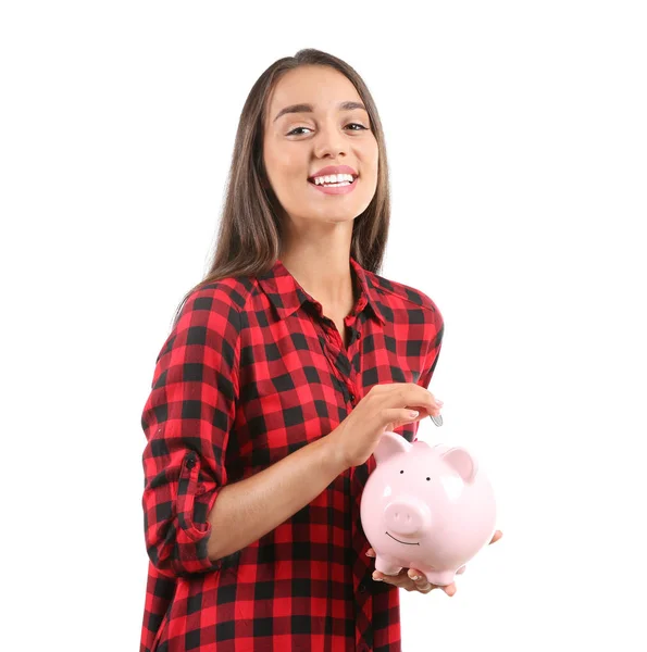 Genç Kadın Kumbara Beyaz Arka Plan Üzerinde Içine Para Koyarak — Stok fotoğraf
