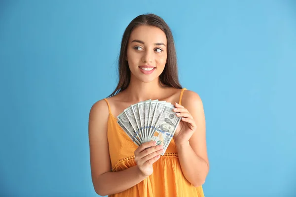 Mujer Joven Feliz Con Dinero Fondo Color —  Fotos de Stock