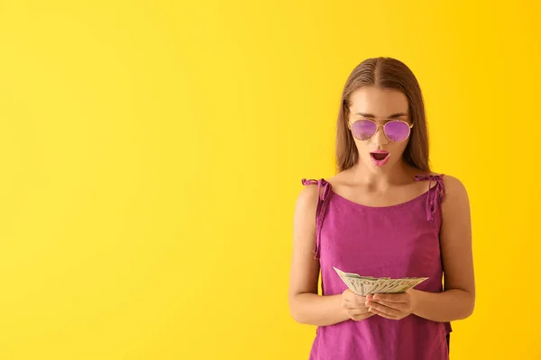 Emocional Mujer Joven Con Dinero Fondo Color — Foto de Stock