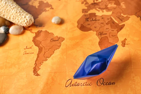 Орігамі Човен Вінтажній Карті Світу Концепція Подорожей — стокове фото