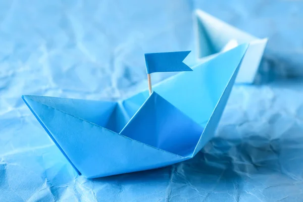 Origami Barco Sobre Papel Arrugado —  Fotos de Stock