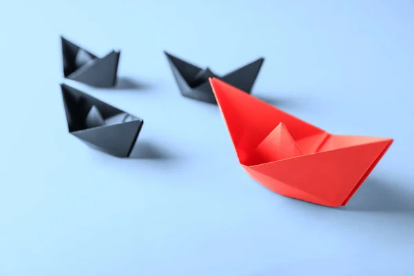 Origami Boats Light Background Leadership Concept — Stock Photo, Image