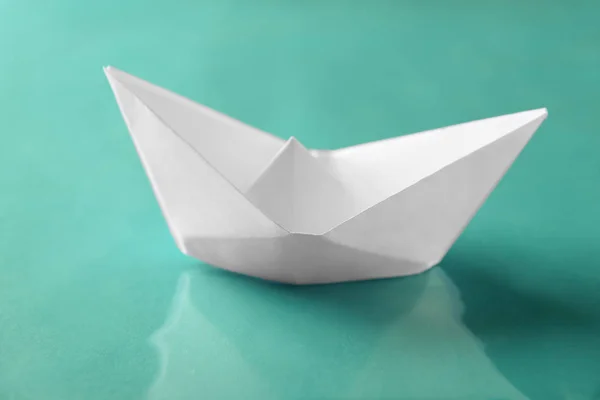 Origami Σκάφος Στην Επιφάνεια Του Χρώματος — Φωτογραφία Αρχείου