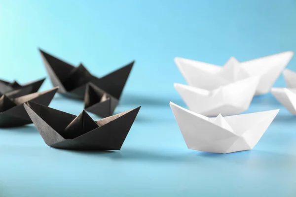 Origami Båtar Färgbakgrund Konfrontation Koncept — Stockfoto