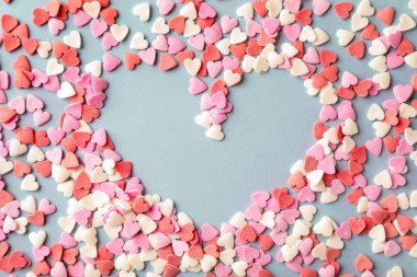 Gri arka plan üzerinde renkli kalpler ile kompozisyon