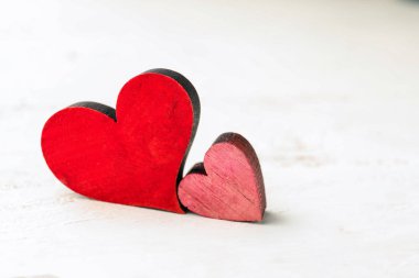 Beyaz masada kırmızı kalpler