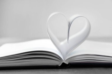 Kitap üzerinde kağıt yaprakları kalp yapılmış
