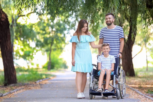 Adolescente Silla Ruedas Con Familia Caminando Aire Libre —  Fotos de Stock