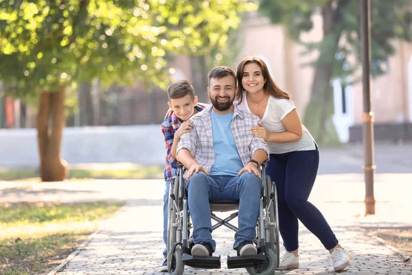 Jeune Homme Fauteuil Roulant Avec Famille Marchant Dehors — Photo