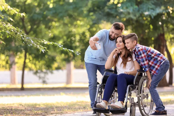 Jeune Femme Fauteuil Roulant Avec Famille Prenant Selfie Extérieur — Photo