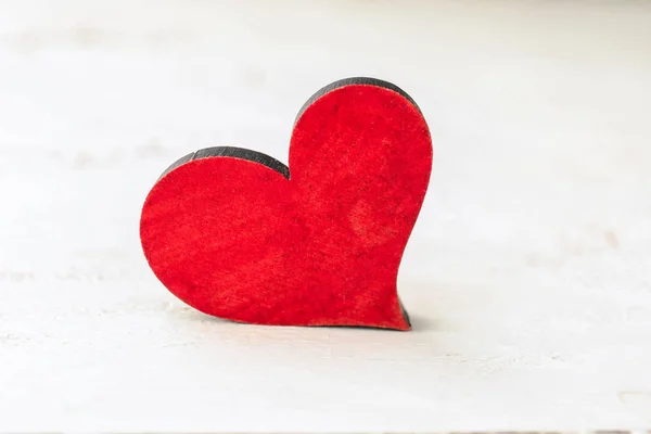 Rotes Herz Auf Weißem Tisch — Stockfoto