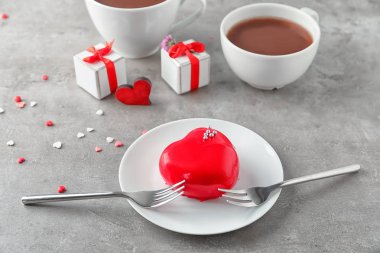 Kalp şeklinde tatlı gri tablo ile plaka