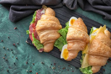 Lezzetli kruvasan sandviç üzerinde renk tablosu