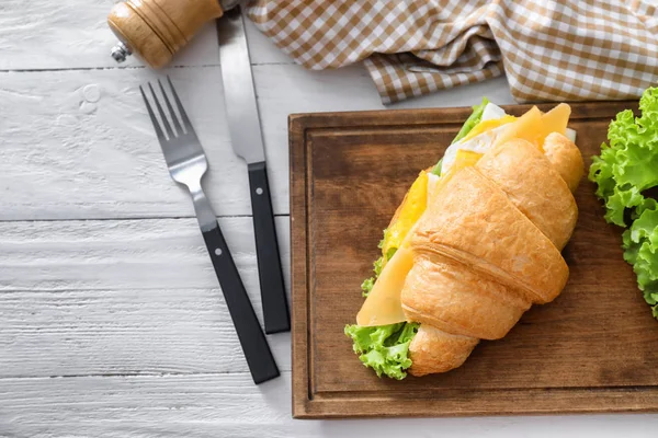 Lekkere Croissant Sandwich Houten Bord — Stockfoto