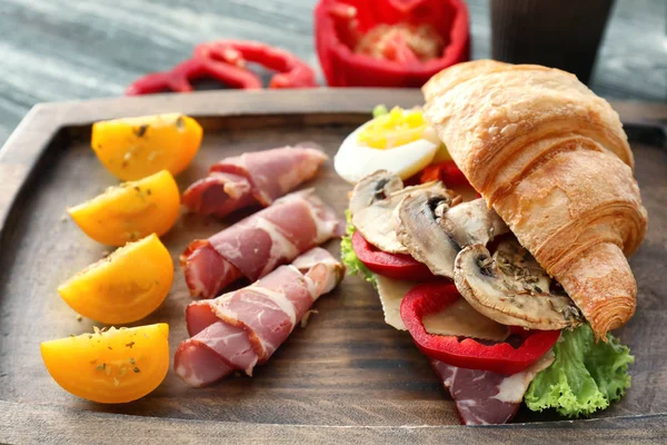 Sabroso Sándwich Croissant Con Carne Tomate Sobre Tabla Madera Primer — Foto de Stock