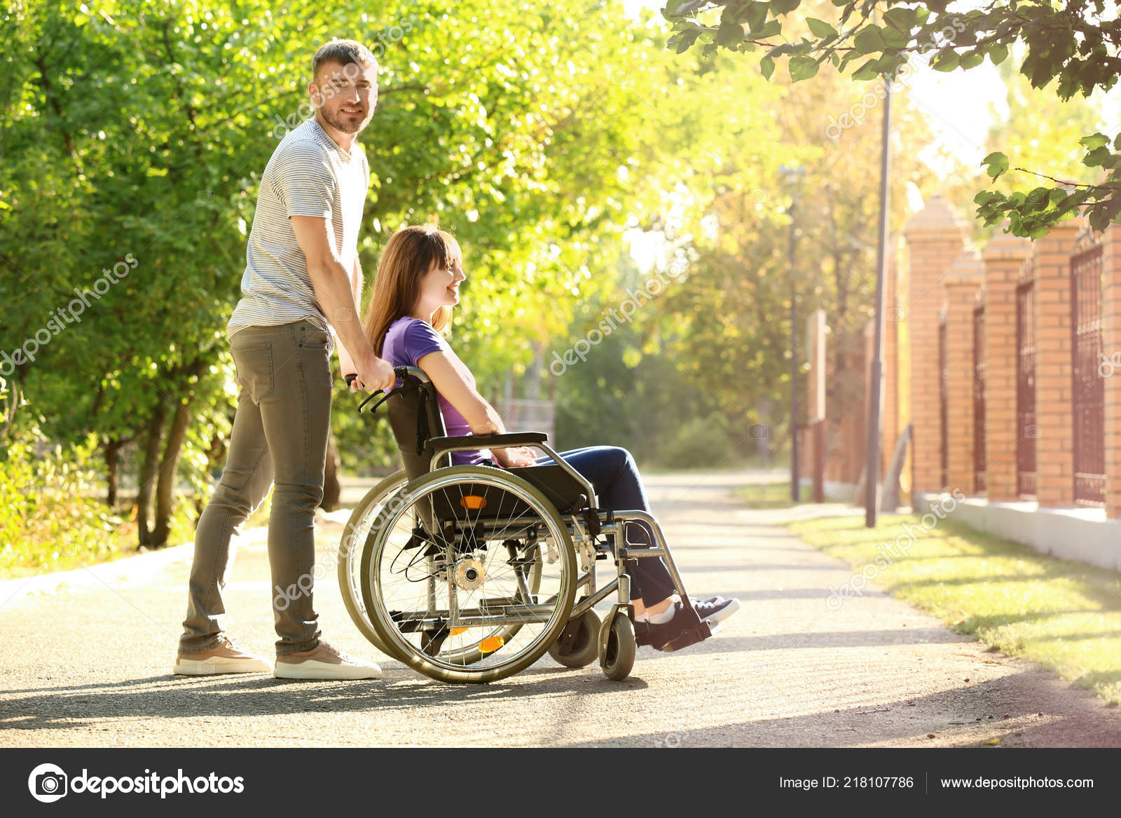 Женщина стала инвалидом после беременности. Муж и жена инвалид. Коляска для инвалидов. Человек в инвалидной коляске. Инвалид и здоровый человек.