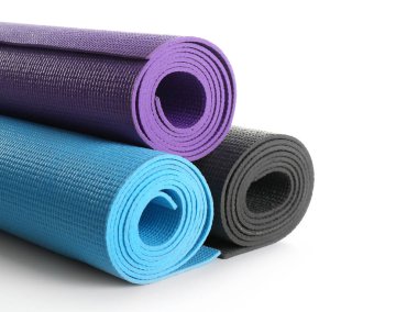 Beyaz arka plan üzerinde farklı yoga paspaslar