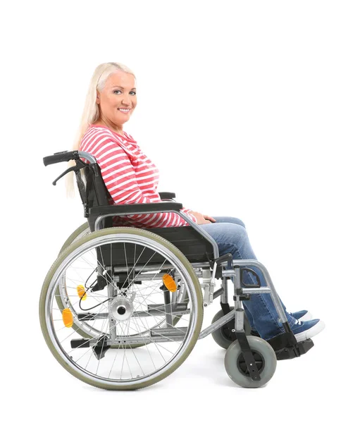 Starsza Kobieta Siedzi Wózku Inwalidzkim Białym Tle — Zdjęcie stockowe