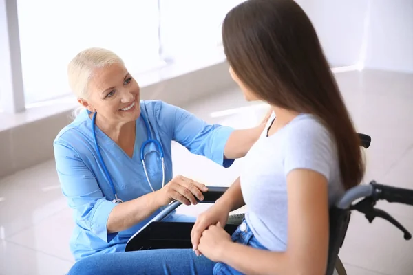 Handikappade Ung Kvinna Med Mogna Kvinnliga Läkare Kliniken — Stockfoto