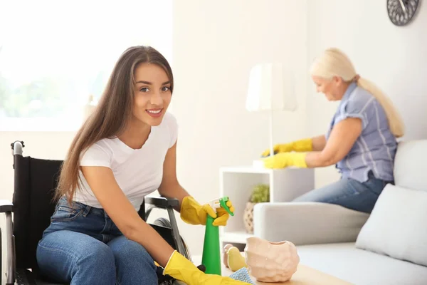 Młoda Kobieta Wózku Jej Matka Sprzątanie Domu — Zdjęcie stockowe