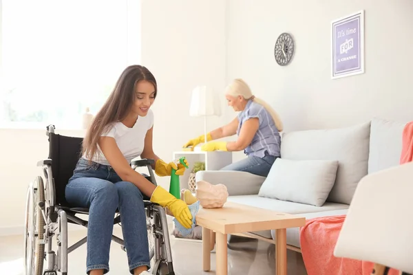 Jovem Mulher Cadeira Rodas Sua Mãe Limpeza Casa — Fotografia de Stock
