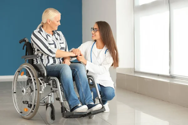 Discapacitados Mujer Madura Con Joven Médico Clínica — Foto de Stock