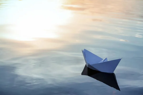 Корабль Оригами Поверхности Воды — стоковое фото