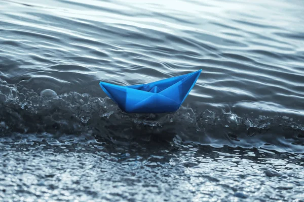 Корабль Оригами Поверхности Воды Возле Берега — стоковое фото