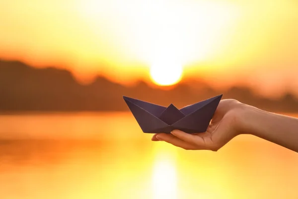 Origami Tekne Nehri Yakınında Günbatımında Tutan Kadın — Stok fotoğraf