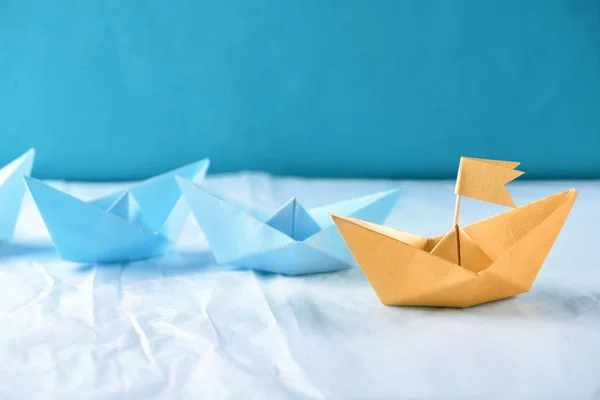 Barcos Origami Sobre Papel Arrugado —  Fotos de Stock