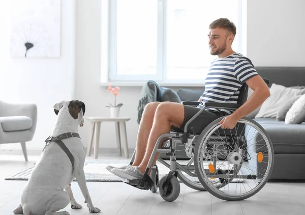 Jovem Cadeira Rodas Com Cão Serviço Casa — Fotografia de Stock