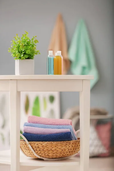Basket Clean Towels Cosmetics Shelves — Stock Photo, Image