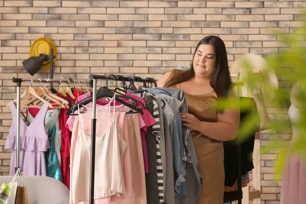 Overweight Woman Choosing Clothes Shop — Stock Photo, Image