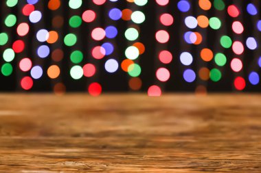 Parlayan ışıklar ile ahşap tablo görünümünü portre