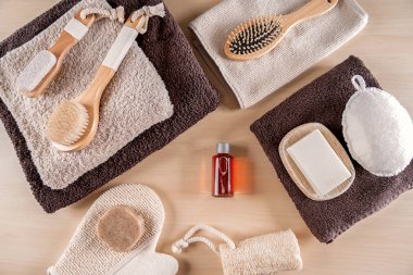 Ahşap arka plan üzerinde banyo gereçleri ile kompozisyon