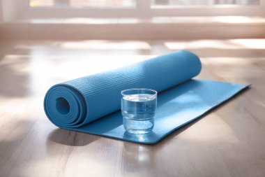Yoga minderi ve su katta kapalı