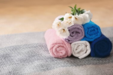 Temiz havlu yatağa haddelenmiş