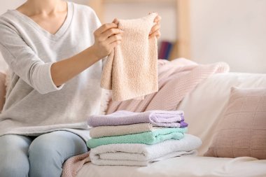 Kadın kanepe temiz havlu istifleme