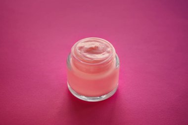 Renk tablosu üzerinde vücut kremi ile jar