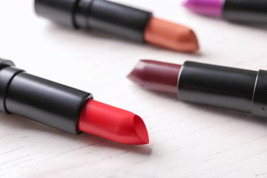 Işık tablosu üzerinde farklı tonları rujlar